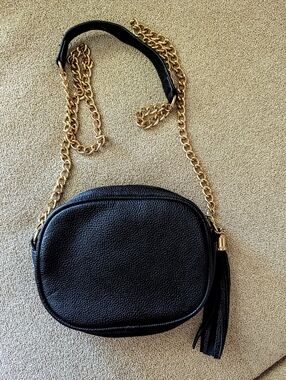 FOREVER 21 Black Pebbled Leather Crossbody Bag with Gold Chain